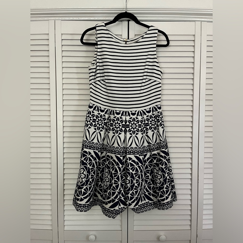 Taylor A-Line White & Navy Patterned Dress Size 4